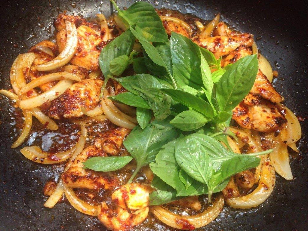 Cooking is fun : ไก่ผัดน้ำพริกเผาใส่ใบโหระพา