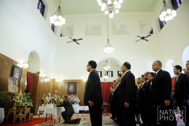 พสกนิกรร่วมลงนามถวายพระพรในหลวง ให้ทรงหายจากพระอาการประชวร