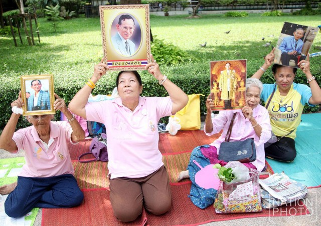 พสกนิกรร่วมลงนามถวายพระพรในหลวง ให้ทรงหายจากพระอาการประชวร