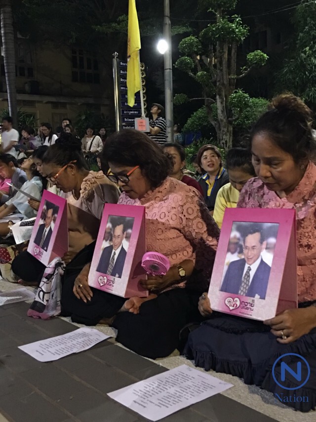 ปชช.พร้อมใจ สวดมนต์ถวายพระพร "ในหลวง" ณ โรงพยาบาลศิริราช