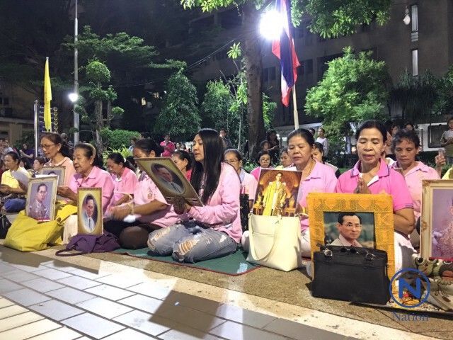 ปชช.พร้อมใจ สวดมนต์ถวายพระพร "ในหลวง" ณ โรงพยาบาลศิริราช