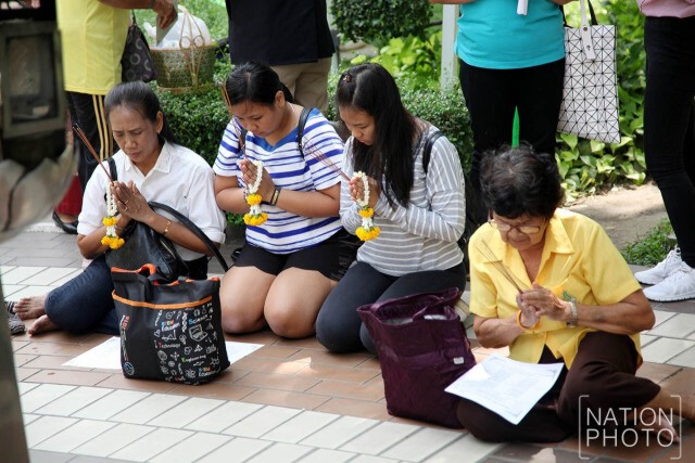 พสกนิกรร่วมลงนามถวายพระพรในหลวง ให้ทรงหายจากพระอาการประชวร