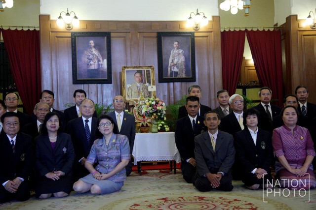 พสกนิกรร่วมลงนามถวายพระพรในหลวง ให้ทรงหายจากพระอาการประชวร