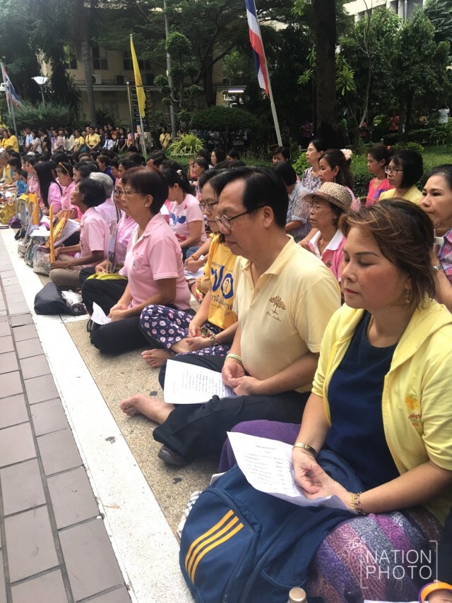 ปชช.พร้อมใจ สวดมนต์ถวายพระพร "ในหลวง"