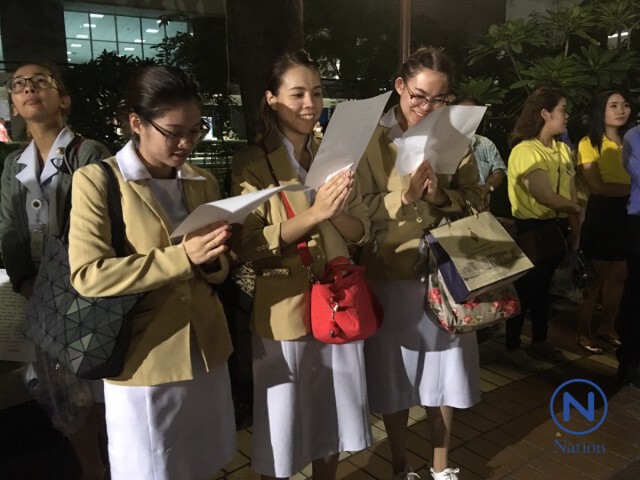 ปชช.พร้อมใจ สวดมนต์ถวายพระพร "ในหลวง" ณ โรงพยาบาลศิริราช