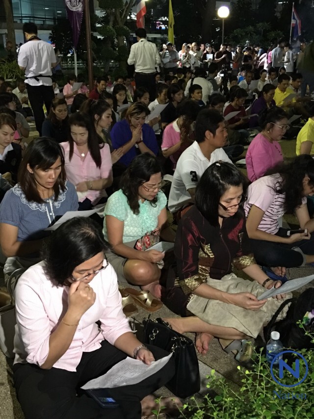 ปชช.พร้อมใจ สวดมนต์ถวายพระพร "ในหลวง" ณ โรงพยาบาลศิริราช