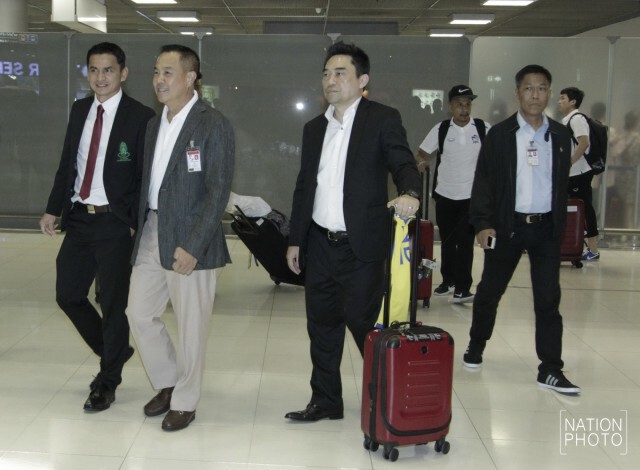 ภาพชุด นักเตะทีมชาติไทย เดินทางกลับจากประเทศอิหร่าน