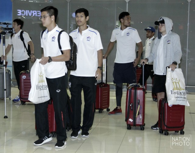 ภาพชุด นักเตะทีมชาติไทย เดินทางกลับจากประเทศอิหร่าน