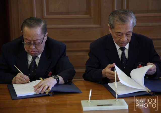 พสกนิกรร่วมลงนามถวายพระพรในหลวง ให้ทรงหายจากพระอาการประชวร