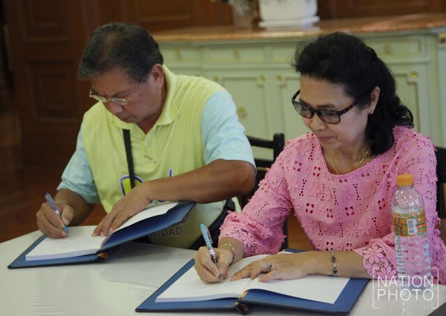 พสกนิกรร่วมลงนามถวายพระพรในหลวง ให้ทรงหายจากพระอาการประชวร
