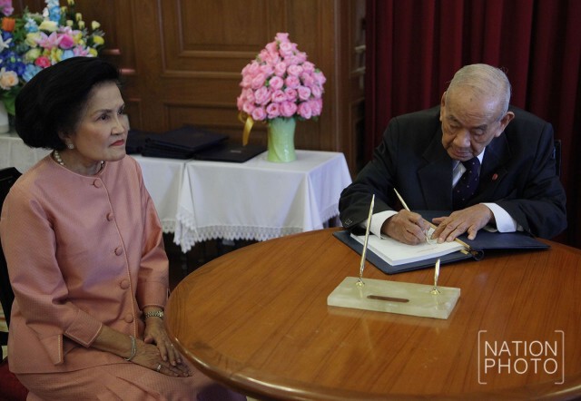 พสกนิกรร่วมลงนามถวายพระพรในหลวง ให้ทรงหายจากพระอาการประชวร