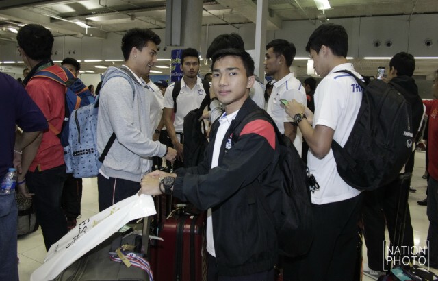 ภาพชุด นักเตะทีมชาติไทย เดินทางกลับจากประเทศอิหร่าน