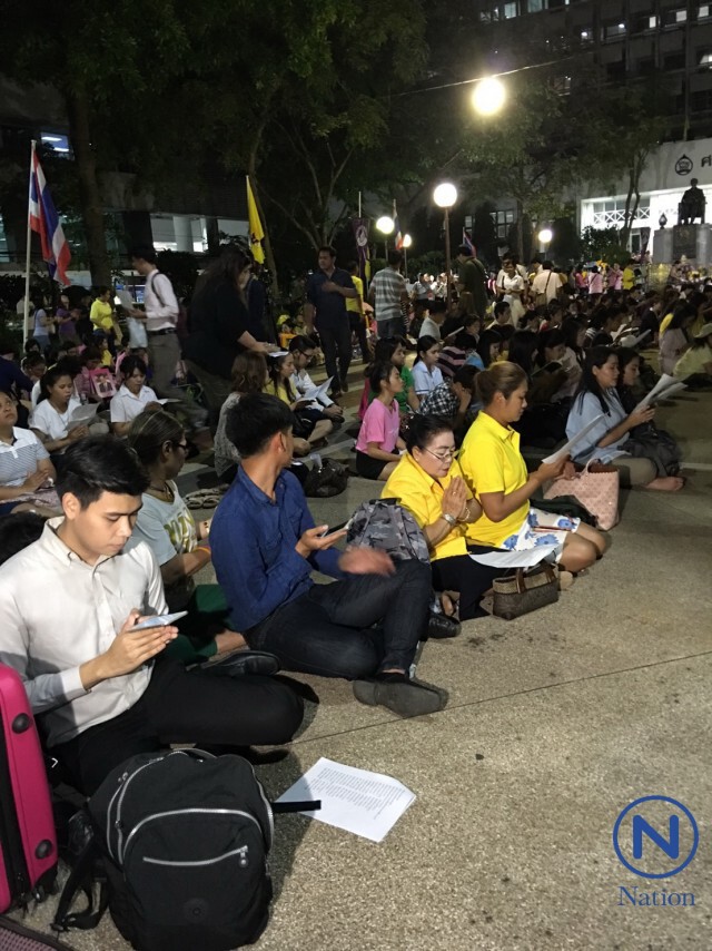 ปชช.พร้อมใจ สวดมนต์ถวายพระพร "ในหลวง" ณ โรงพยาบาลศิริราช