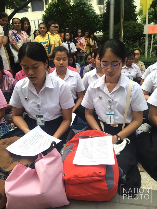 ปชช.พร้อมใจ สวดมนต์ถวายพระพร "ในหลวง"
