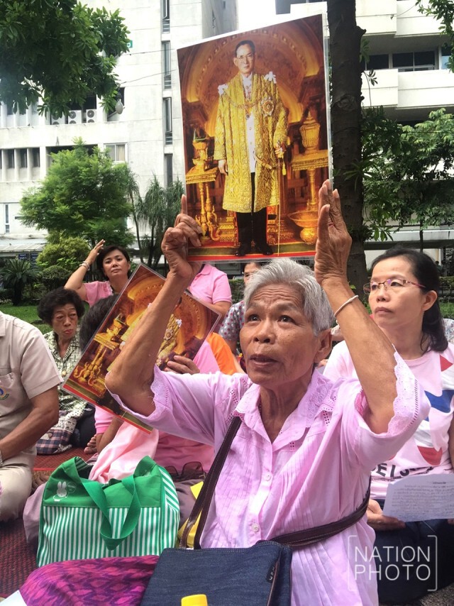 ปชช.พร้อมใจ สวดมนต์ถวายพระพร "ในหลวง"