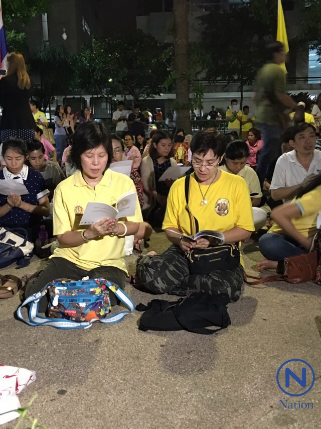 ปชช.พร้อมใจ สวดมนต์ถวายพระพร "ในหลวง" ณ โรงพยาบาลศิริราช