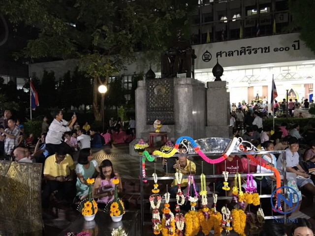 ปชช.พร้อมใจ สวดมนต์ถวายพระพร "ในหลวง" ณ โรงพยาบาลศิริราช