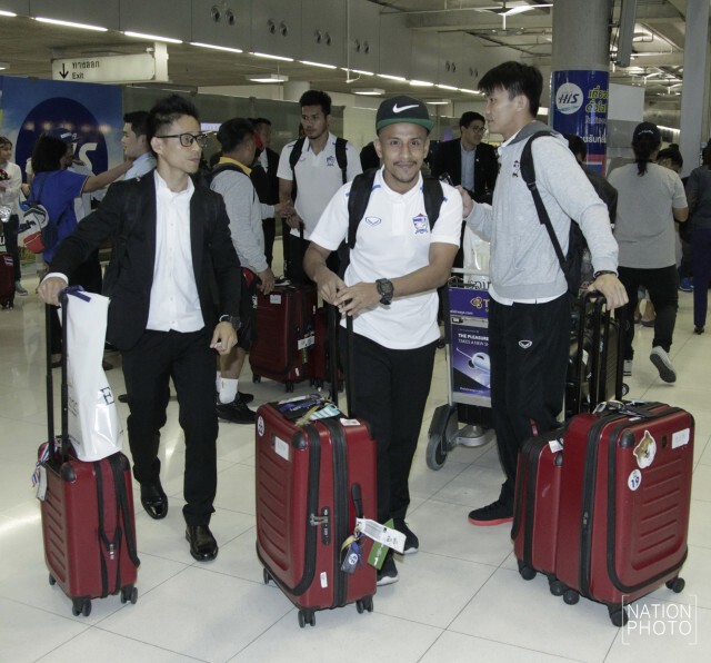 ภาพชุด นักเตะทีมชาติไทย เดินทางกลับจากประเทศอิหร่าน