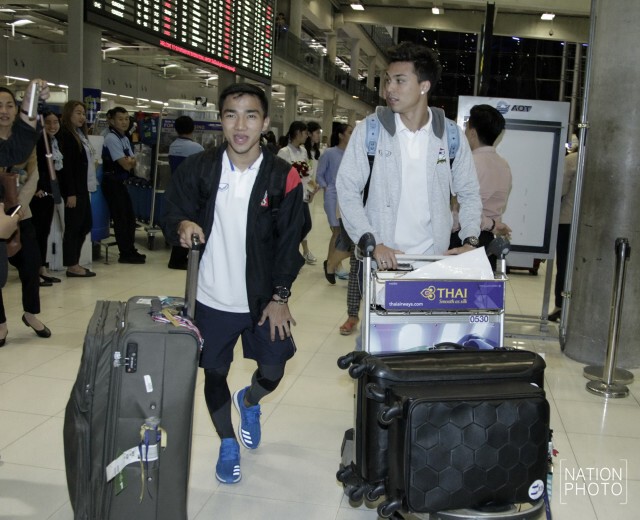 ภาพชุด นักเตะทีมชาติไทย เดินทางกลับจากประเทศอิหร่าน