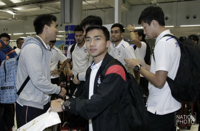 ภาพชุด นักเตะทีมชาติไทย เดินทางกลับจากประเทศอิหร่าน