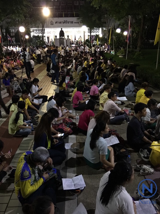 ปชช.พร้อมใจ สวดมนต์ถวายพระพร "ในหลวง" ณ โรงพยาบาลศิริราช