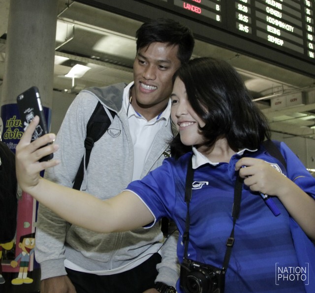 ภาพชุด นักเตะทีมชาติไทย เดินทางกลับจากประเทศอิหร่าน