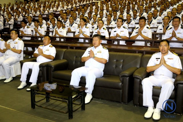 นักเรียนจ่าทหารเรือ สวดมนต์ถวายพระพร "ในหลวง" ให้ทรงหายจากพระอาการประชวร