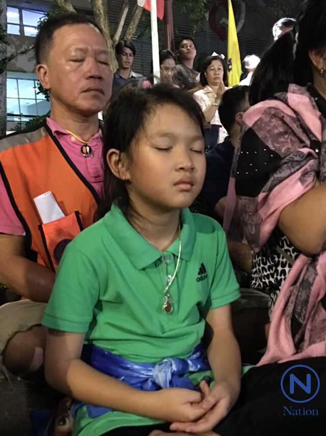 ปชช.พร้อมใจ สวดมนต์ถวายพระพร "ในหลวง" ณ โรงพยาบาลศิริราช