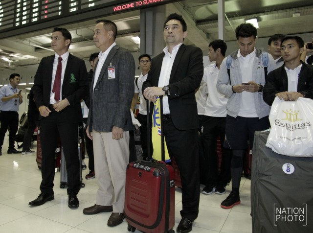 ภาพชุด นักเตะทีมชาติไทย เดินทางกลับจากประเทศอิหร่าน