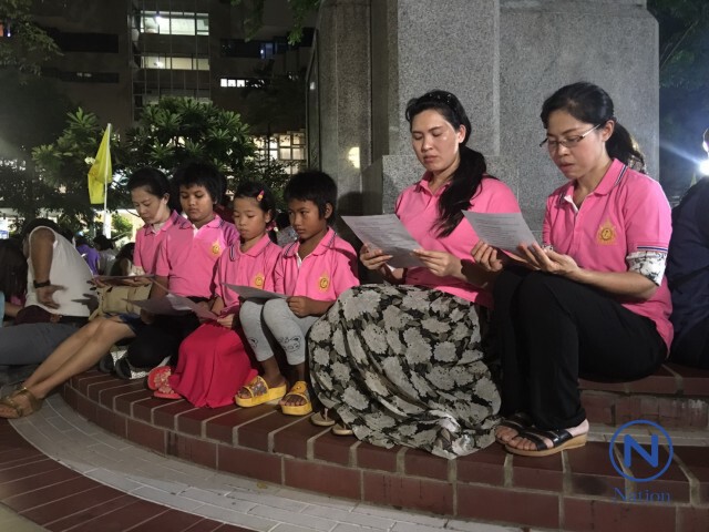 ปชช.พร้อมใจ สวดมนต์ถวายพระพร "ในหลวง" ณ โรงพยาบาลศิริราช