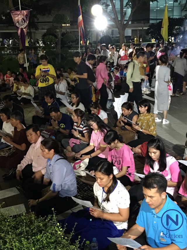 ปชช.พร้อมใจ สวดมนต์ถวายพระพร "ในหลวง" ณ โรงพยาบาลศิริราช