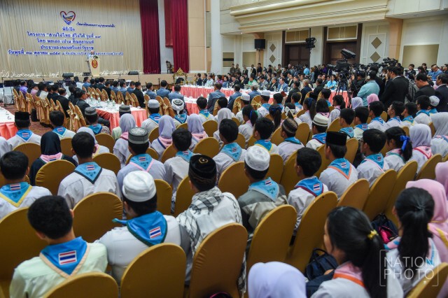 "ป๋าเปรม" เปิดโครงการสานใจไทยสู่ใจใต้ รุ่น 29