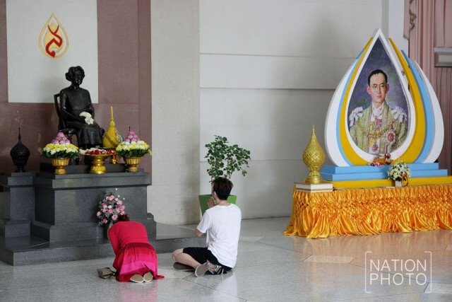 พสกนิกรร่วมลงนามถวายพระพรในหลวง ให้ทรงหายจากพระอาการประชวร