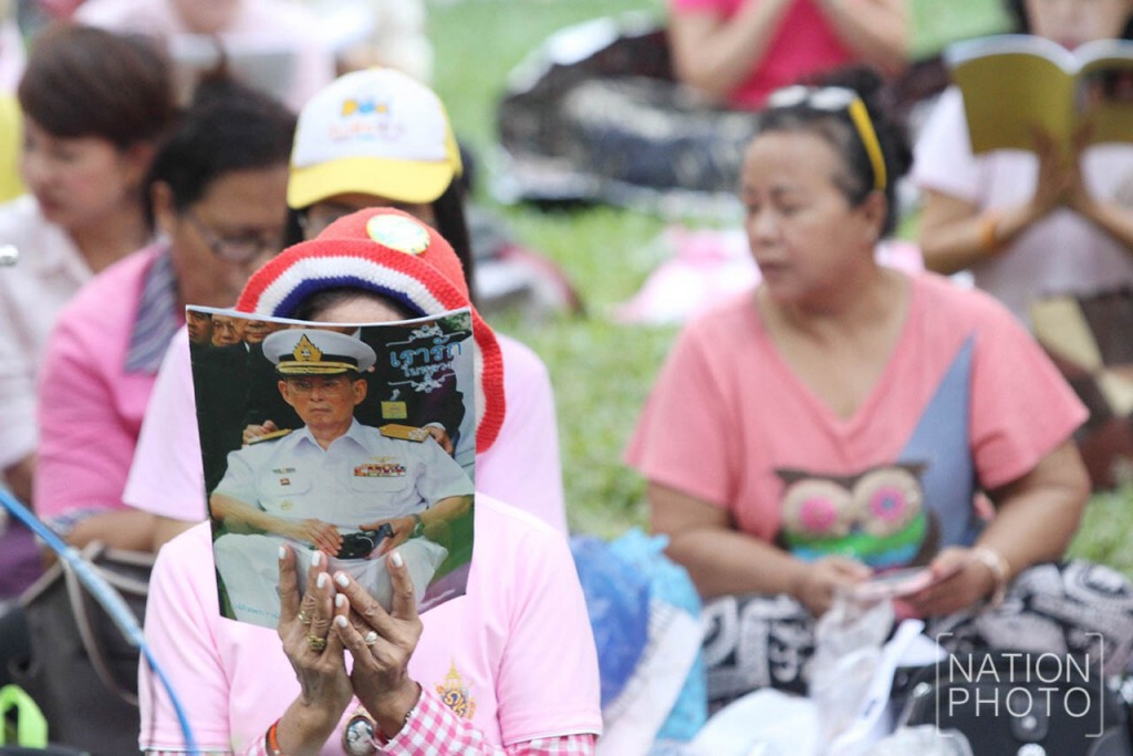 พสกนิกรร่วมสวดบทโพชฌังพระปริตร ถวายพระพรในหลวง พสกนิกรร่วมสวดบทโพชฌังพระปริตร ถวายพระพรในหลวง