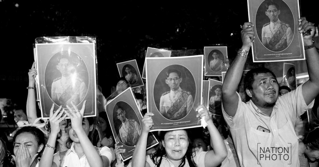 พสกนิกรที่รพ.ศิริราชร่ำไห้ หลังสำนักพระราชวังประกาศในหลวงเสด็จสวรรคต พสกนิกรที่รพ.ศิริราชร่ำไห้ หลังสำนักพระราชวังประกาศในหลวงเสด็จสวรรคต