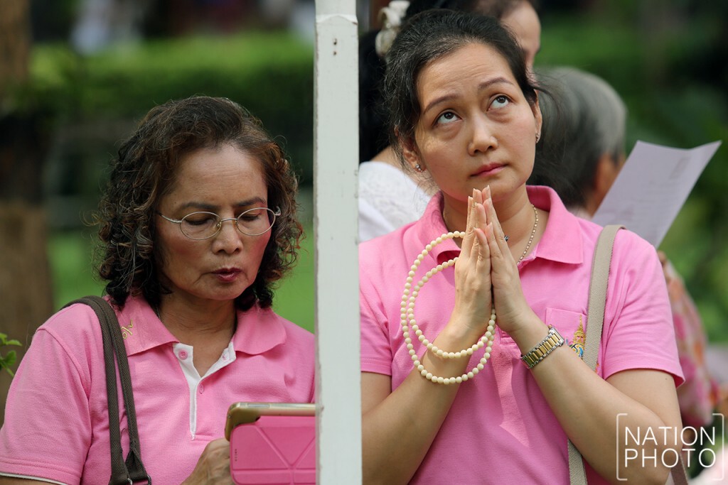 ประชาชนร่วมสักการะตั้งจิตอธิษฐาน ถวายพระพรให้ในหลวงหายประชวร ประชาชนร่วมสักการะตั้งจิตอธิษฐาน ถวายพระพรให้ในหลวงหายประชวร