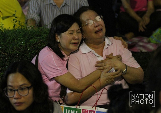 พสกนิกรที่รพ.ศิริราชร่ำไห้ หลังสำนักพระราชวังประกาศในหลวงเสด็จสวรรคต