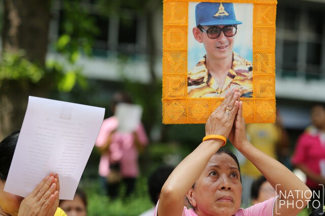 ประชาชนร่วมสักการะตั้งจิตอธิษฐาน ถวายพระพรให้ในหลวงหายประชวร
