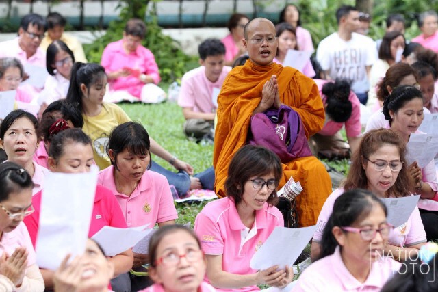 พสกนิกรร่วมสวดบทโพชฌังพระปริตร ถวายพระพรในหลวง