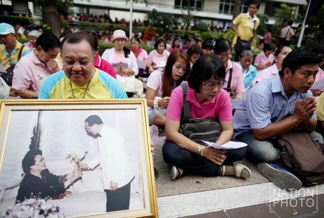 พสกนิกรร่วมสวดบทโพชฌังพระปริตร ถวายพระพรในหลวง