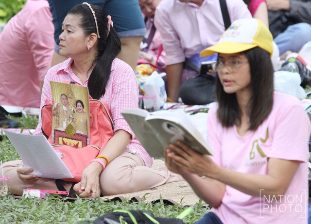พสกนิกรร่วมสวดบทโพชฌังพระปริตร ถวายพระพรในหลวง
