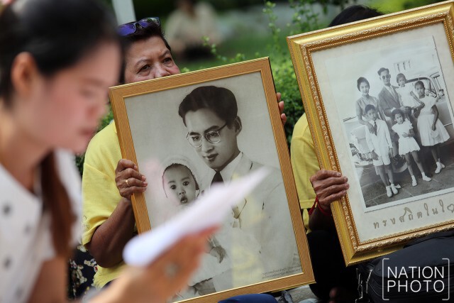 ประชาชนร่วมสักการะตั้งจิตอธิษฐาน ถวายพระพรให้ในหลวงหายประชวร