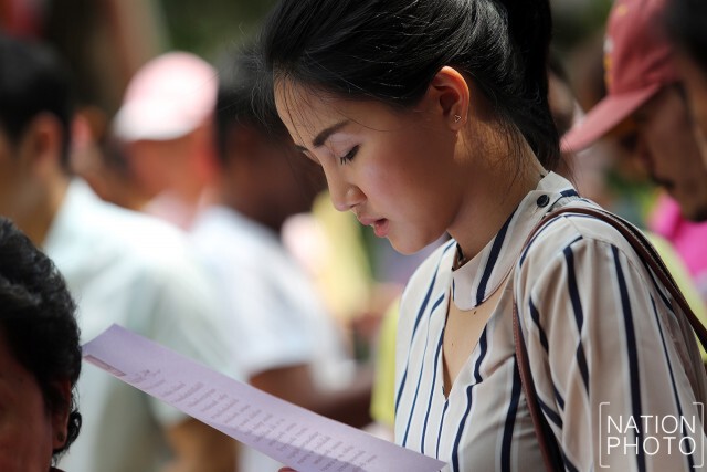 ประชาชนร่วมสักการะตั้งจิตอธิษฐาน ถวายพระพรให้ในหลวงหายประชวร
