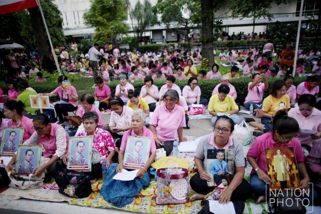 พสกนิกรร่วมสวดบทโพชฌังพระปริตร ถวายพระพรในหลวง