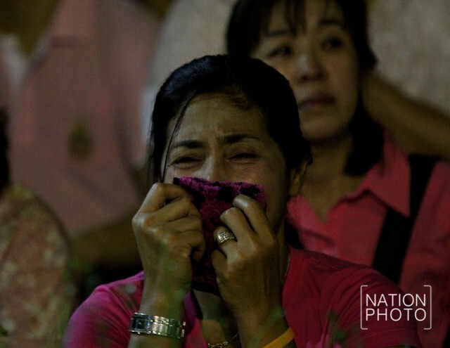 พสกนิกรที่รพ.ศิริราชร่ำไห้ หลังสำนักพระราชวังประกาศในหลวงเสด็จสวรรคต