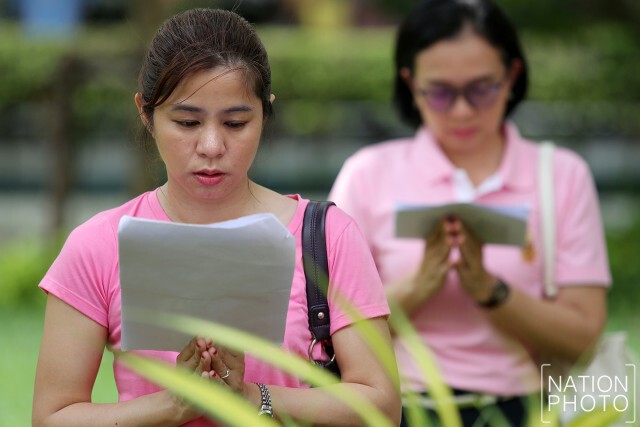 ประชาชนร่วมสักการะตั้งจิตอธิษฐาน ถวายพระพรให้ในหลวงหายประชวร