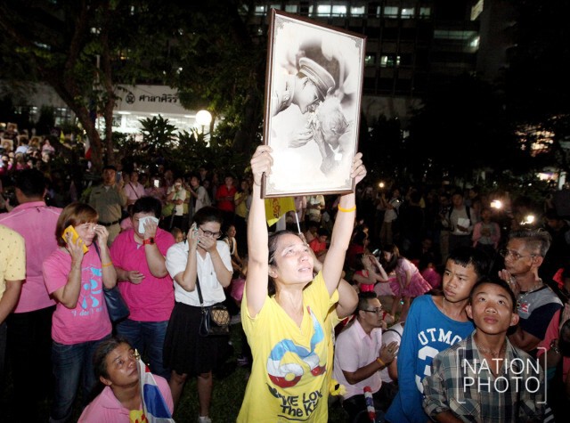 พสกนิกรที่รพ.ศิริราชร่ำไห้ หลังสำนักพระราชวังประกาศในหลวงเสด็จสวรรคต