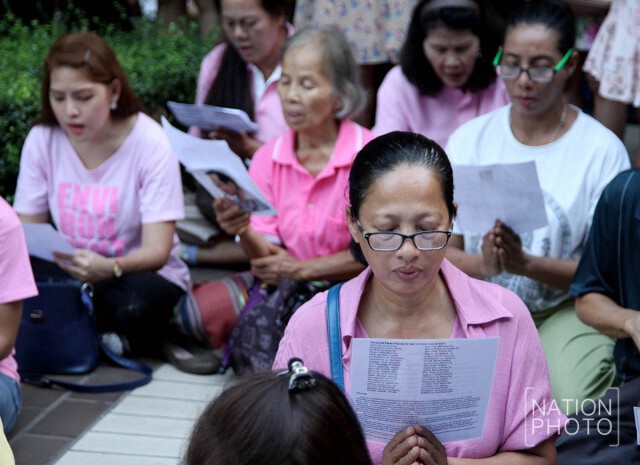 พสกนิกรร่วมสวดบทโพชฌังพระปริตร ถวายพระพรในหลวง
