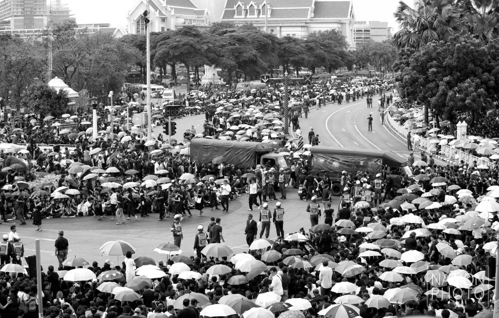 พสกนิกรมายังถ.ราชดำเนิน ร่วมพิธีเคลื่อนพระบรมศพ พสกนิกรมายังถ.ราชดำเนิน ร่วมพิธีเคลื่อนพระบรมศพ