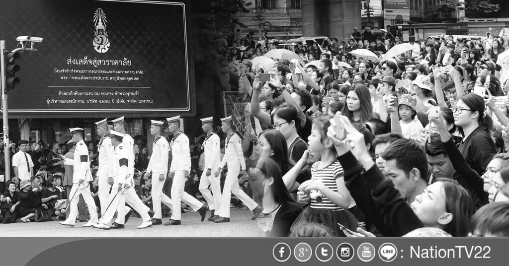 พสกนิกรชาวไทย บริเวณแยกอรุณอัมรินทร์ ร่วมถวายความอาลัย พสกนิกรชาวไทย บริเวณแยกอรุณอัมรินทร์ ร่วมถวายความอาลัย